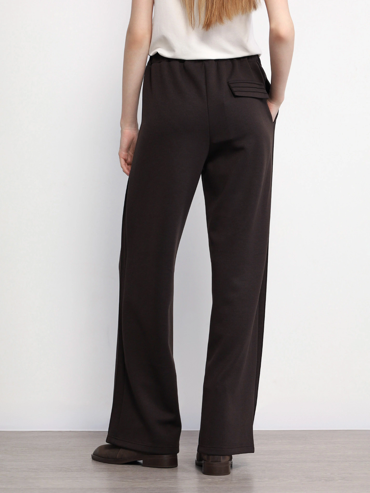 Брюки трикотажные темно-коричневого цвета с эластичным поясом